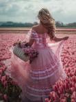 Девушка с корзиной цветов в поле