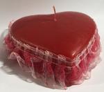 Е75301 Свеча сердце красное среднее 100х100х35мм в подарочном обрамлении тканью с рюшечками