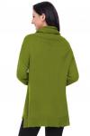 Зеленый вязаный свитер с воротом-хомутом и разрезами по бокам