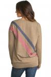 Бежевый пуловер с диагональными полосами на спине