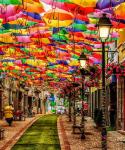 Алея под разноцветными зонтиками