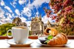 Кофе с круассаном на фоне собора Парижской Богоматери