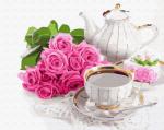 Чашка чая и букет роз