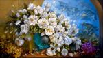 Белые розы в голубой вазе