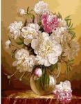 Букет белых и розовых пионов на столе