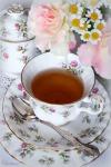 Чашечка чая и ромашки с розами