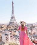 Девушка в розовом платье на фоне Эйфелевой башни