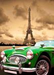 Зеленый автомобиль у Эйфелевой башни