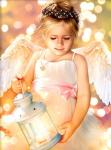 Девочка-ангелочек с фонариком
