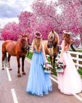Две невесты с лошадьми