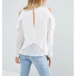 Белая блузка с оборкой и открытыми плечами