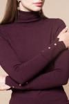 Базовый свитер мелкой вязки с эффектным украшением рукава золотистыми заклепками, D34.140