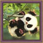 Малыш-панда на дереве