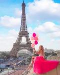 Воздушная девушка на фоне Эйфелевой башни