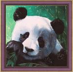 Милая панда грызёт листья
