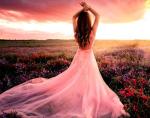 Девушка в розовом платье среди поля