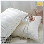 Шелковая подушка с кружевом Zoya