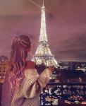 Девушка на фоне освещенной Эйфелевой башни