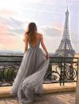 Девушка в воздушном платье. Париж