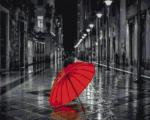 Красный зонт на ночной улице города