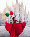 Девушка на фоне Миланского собора в Италии