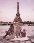 Девушка с вином и цветами на берегу Сены