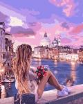 Девушка на мосту вечерней Венеции
