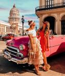Девушке в солнечной Кубе
