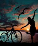 Балерина с велосипедом у моря
