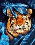 Голубоглазый тигр в зарослях монстеры
