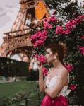 Девушка у цветущего куста роз. Париж
