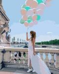 Девушка с воздушными шарами в белом платье