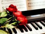 Красные розы на рояле