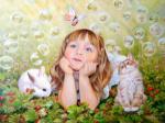 Девочка, кролик и котенок на земляничной поляне