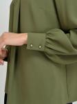 Блуза оливкового цвета с объемными рукавами и декоративной складкой