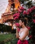 Девушка под кустом роз в весеннем Париже
