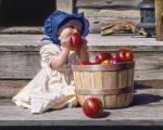 Малышка ест яблоки