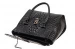 Женская кожаная сумка с фактурой крокодила и подвеской, цвет чёрный
