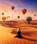 Девушка, воздушные шары и город в пустыне