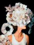 - Девушка в белой майке с большими цветами на голове