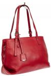 - Женская сумка тоут из натуральной кожи с декоративной подвеской, красная