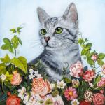 Серая кошка в розах и жасмине