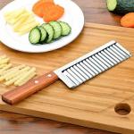 Кухонный волнистый нож для фигурной нарезки овощей и фруктов с деревнной ручкой