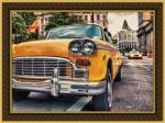 Желтое старинное такси в большом городе