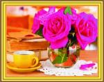 Чай и фиолетовые розы в прозрачной вазе