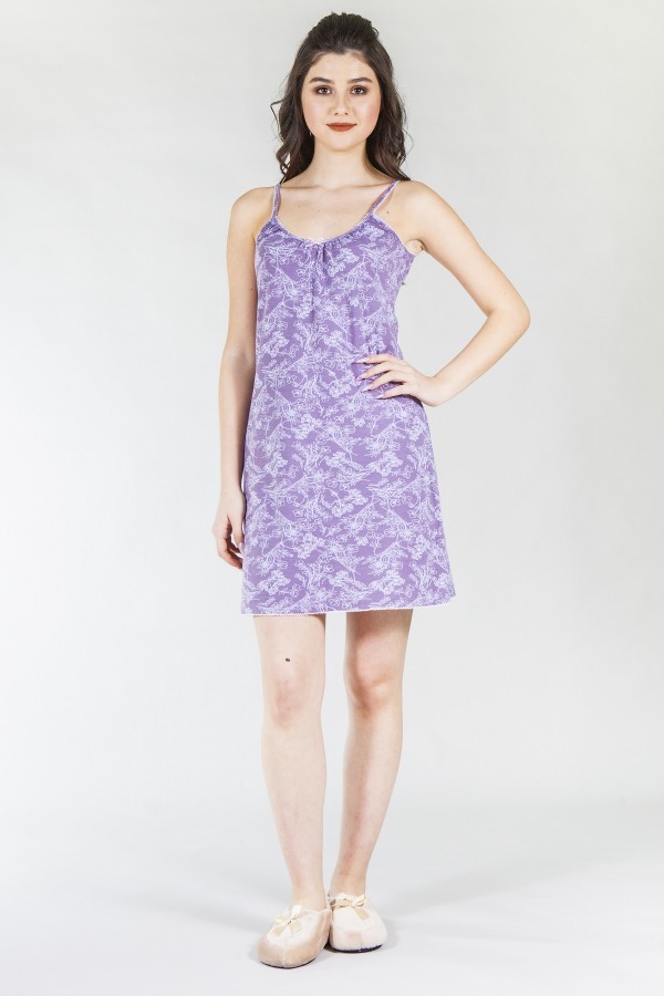 Мужчина кладет в карман. Сорочки мужские favourite. Дарим рубашку. 1. Рубашки мужские стопка.