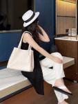 Женская сумка-трапеция из фактурной натуральной кожи, цвет молочный