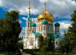 Православный храм с золотыми куполами