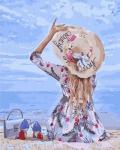 Девушка в летнем платье на берегу моря