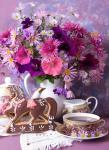 Алмазная мозаика Сиреневые цветы на столе 30х40 см, 35 цв., полн. заполнение, c подр.